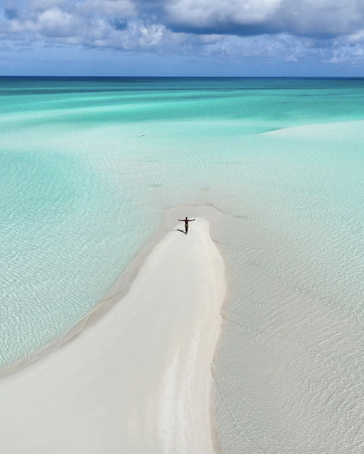 Vista aérea de banco de areia branca em meio a águas cristalinas turquesa